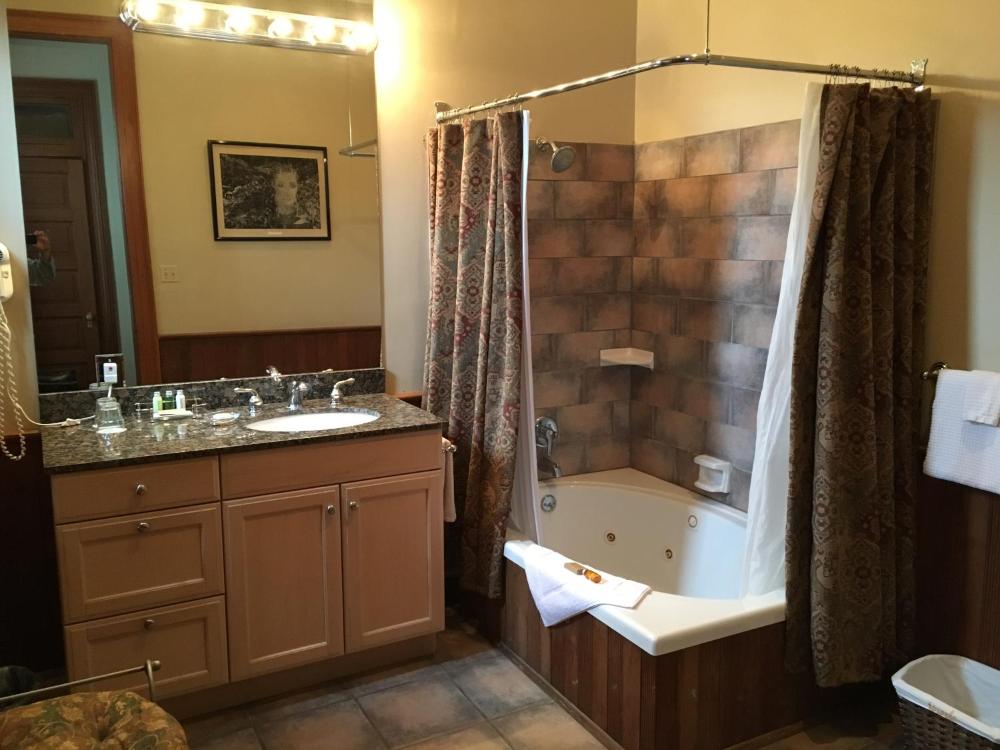 Deluxe Queen Room interior
