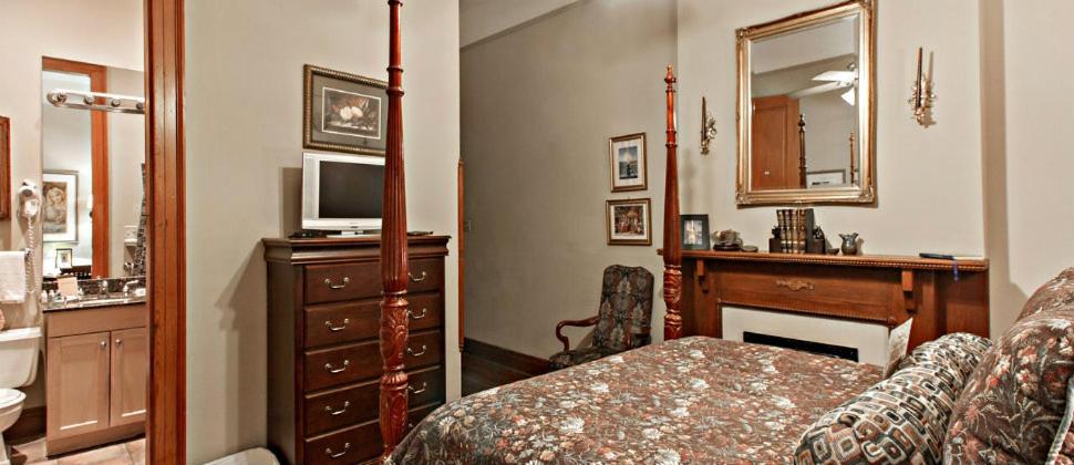 Deluxe Queen Room interior